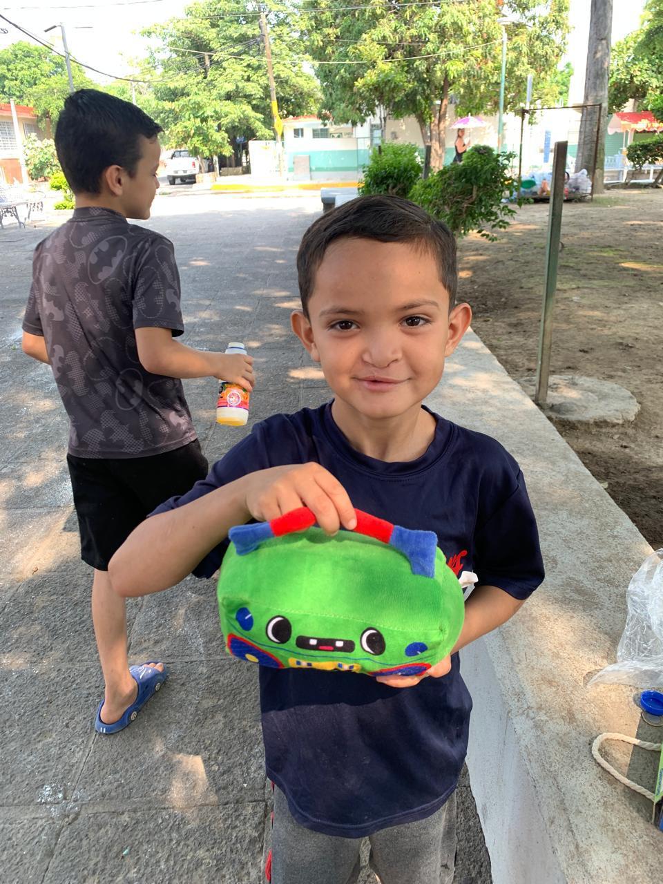 Niño con cartuchera